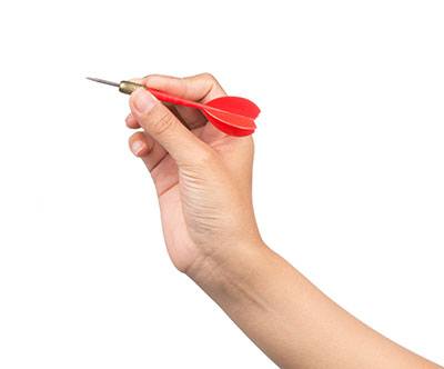 How do professionals grip darts?
